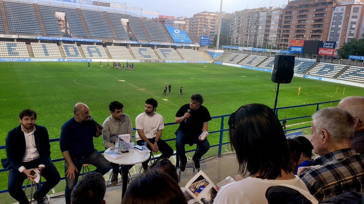 OrioolRM's tweet photo. Aquesta tarda hem viscut una presentació molt diferent: a la grada del Camp d'Esports, amb la plantilla del @LleidaCF al fons, el @jlecumberri_, amb una companyia immillorable, ha presentat el seu BANDERES BLAVES, un llibre que parla de futbol, memòria col·lectiva i pertinença. https://t.co/bmUM40VPZl