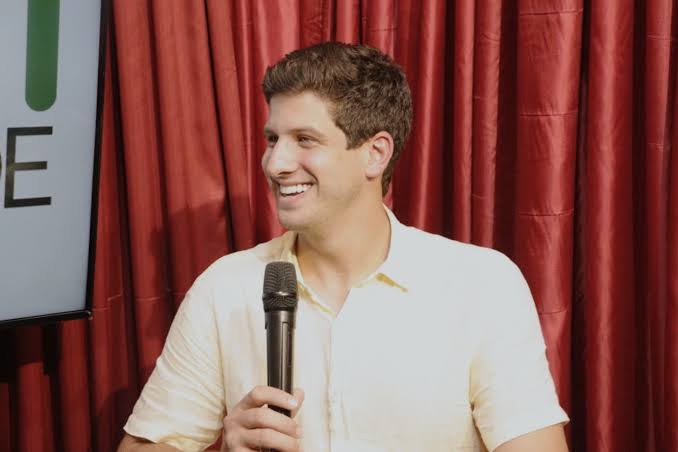cnt_pr's tweet photo. ENTREVISTA COM JOÃO CAMPOS 

Jornalista: Boa tarde, João. Qual sua proposta para saneamento?
João: Então, eu sou filho de Eduardo, neto de Arraes.
Jornalista: Certo… e o saneamento?
João: Sou do time de Lula, Arraes num sei o que passinho Neiff kkk
> 99% das intenç��es de voto 😀 https://t.co/y7FHheGl7V