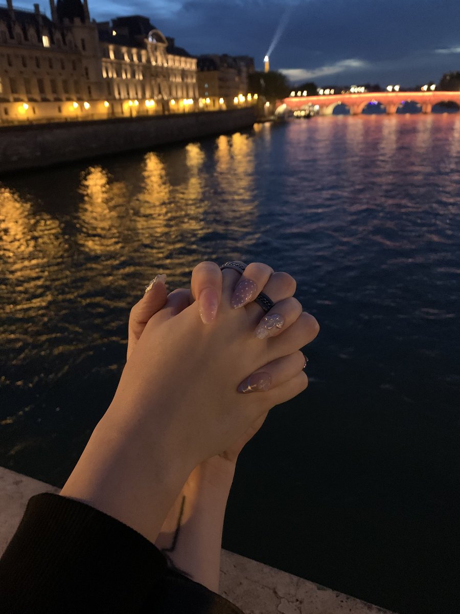 Mathilde on a blue box tweet media