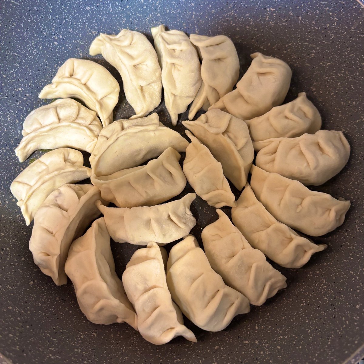 Stasera dumpling home made per il mio compagno di vita che domani vola a suonare all’estero!🥟🖤🎸

(Mr Maupas se ha bisogno di un’insegnante mi offro volontaria)