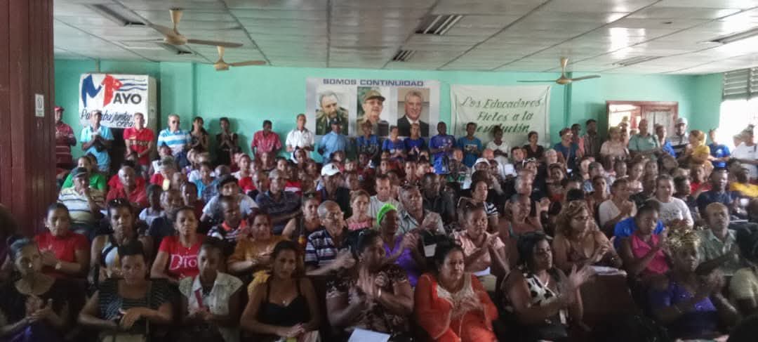 Los trabajadores del municipio San Luis ya se preparan para desfilar este 1ro de Mayo por la Patria y contra del #Bloqueo  impuesto por el Gobierno de los EEUU a nuestro país así lo reafirmaron en su primera plenaria con la participación del Primer Secretario del Partido .