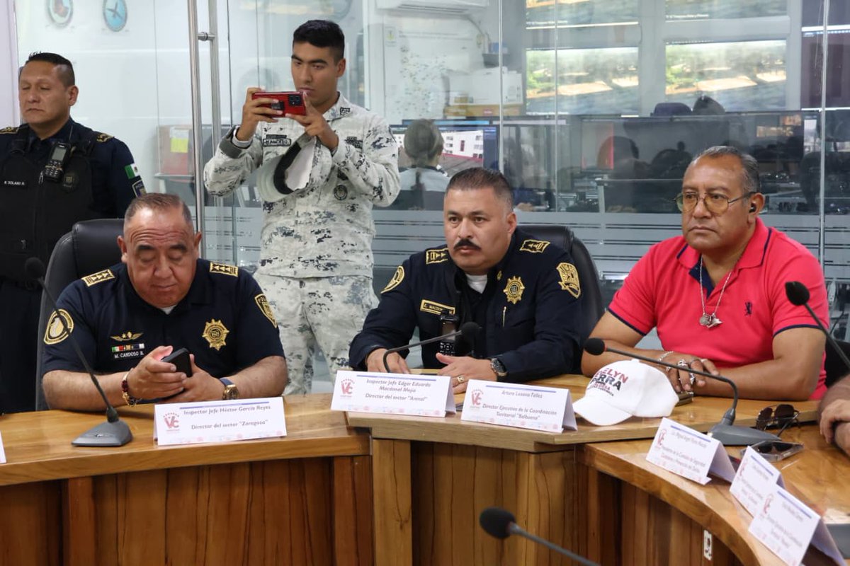 evelyn_parraA's tweet photo. Hoy reforzamos lo más importante: la coordinación que sí da resultados.
En la mesa de la Coordinación Territorial para la Construcción de la Paz afinamos estrategia, alineamos esfuerzos y tomamos decisiones firmes para cuidar a nuestras vecinas y vecinos.
#LaEnergíaQueTransforma https://t.co/o1w9KdK5lk