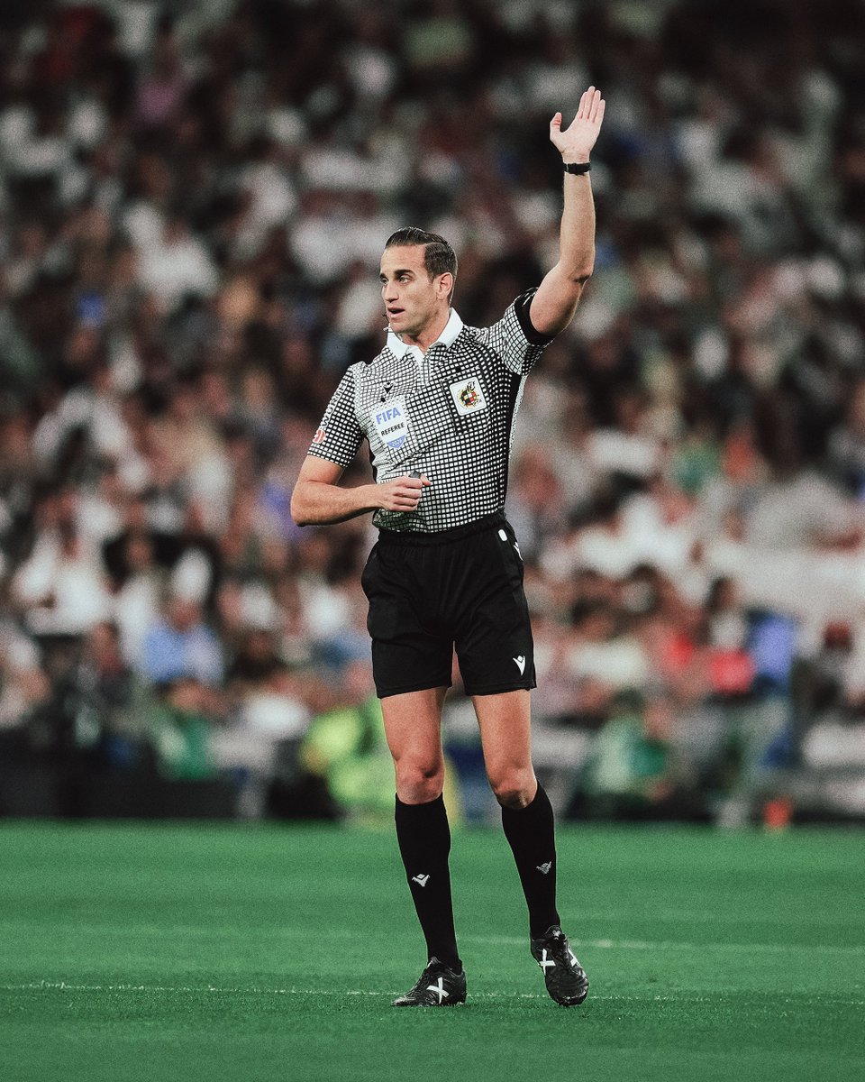 The referee uniform for La Liga retro weekend goes hard.