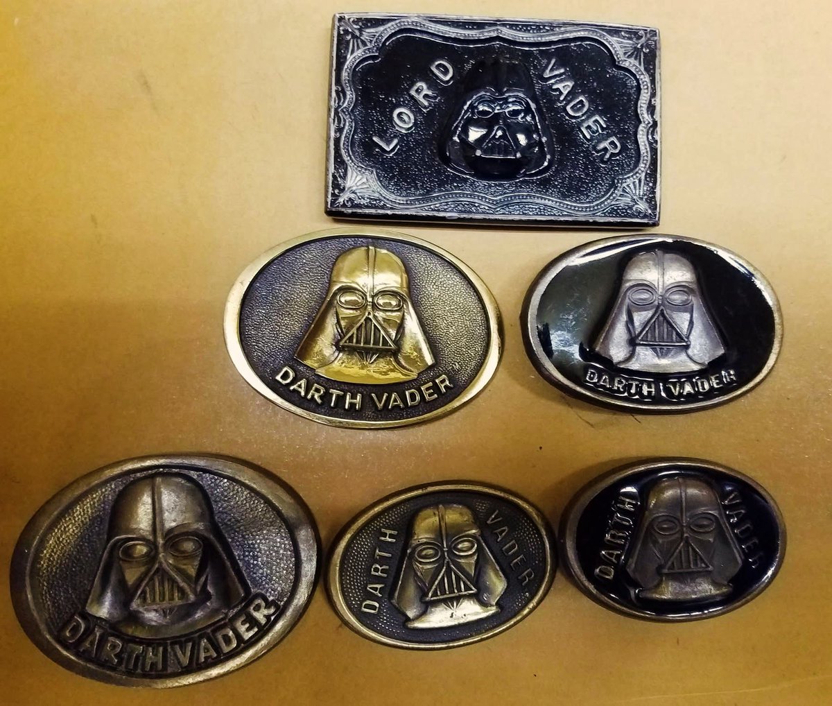 RanchoObiWan's tweet photo. Buckle up for the weekend with these vintage Darth Vader belt buckles! 😄
#ranchoobiwan #starwars #darth #darthvader #starwarsmuseum https://t.co/miYr1Ks4XG