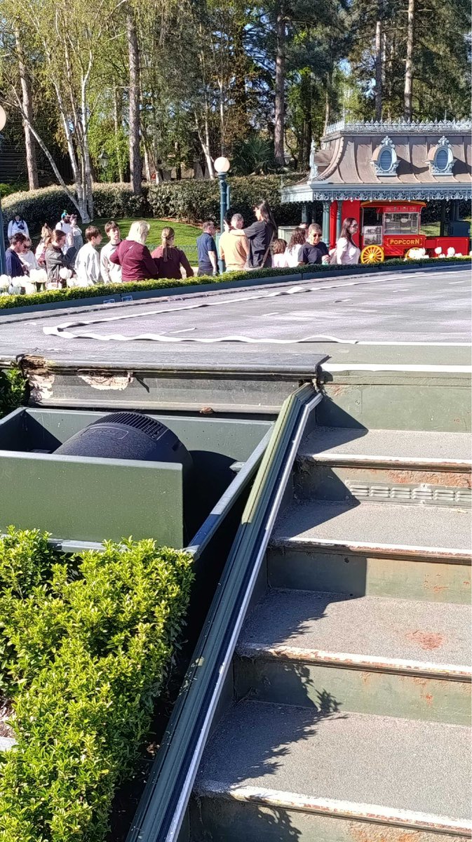 DisneyGazetteFr's tweet image. #DisneylandParis

Les quatre scènes de Central Plaza ont été réhabilitées (avec notamment le passage d’un beau coup de pinceau!) permettant ainsi le retour des shows-stop! ☀️

En ce moment, dansez avec de nombreux amis grâce à A Million Splashes of Colour! 🌺

#Disney