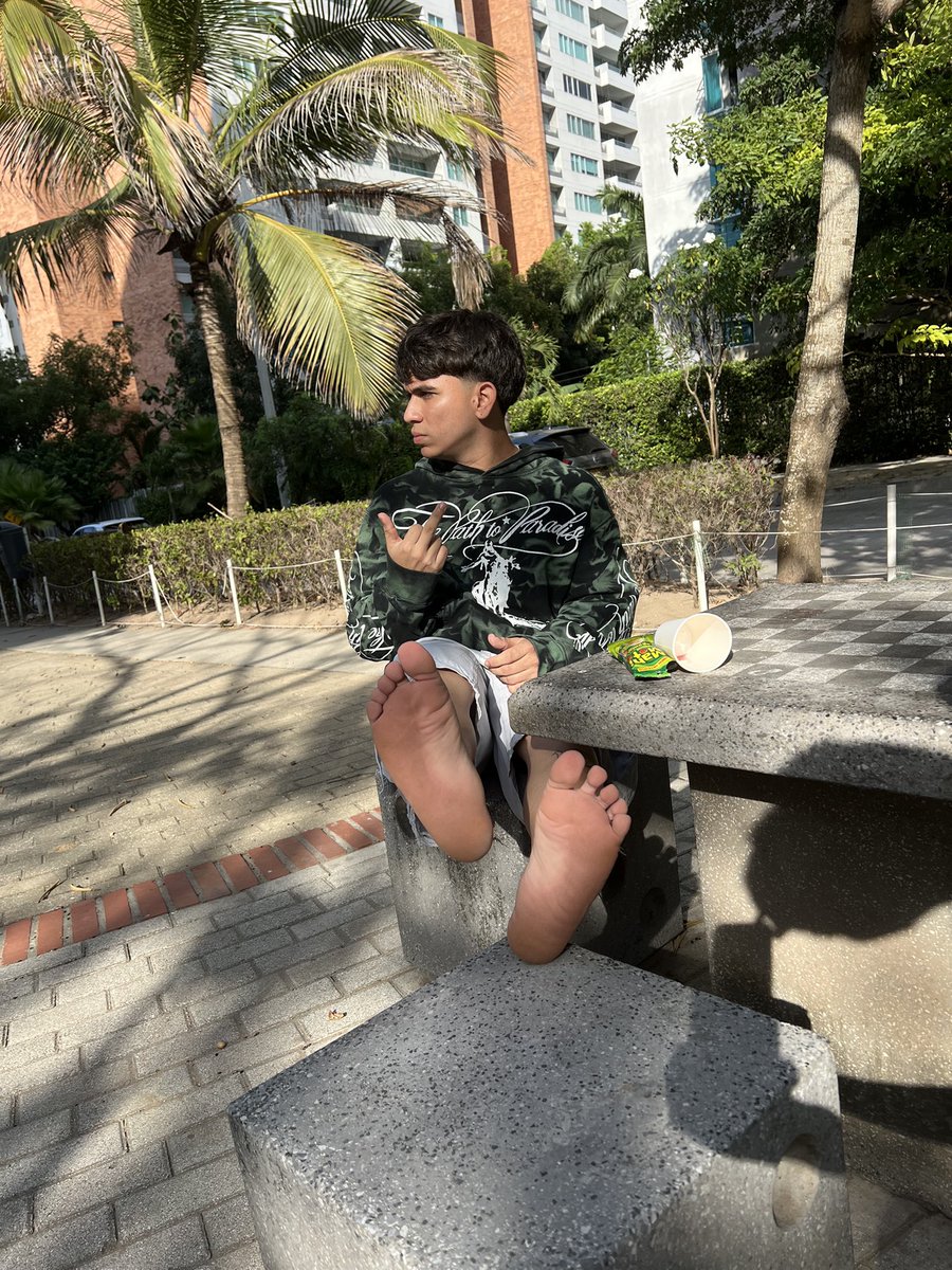 FimdonSize's tweet photo. hahaha look at you getting all weak over my big sweaty feet, your pathetic and that wallet is mine 🦶🏼💸
#Findom #Cashmaster #ATM #Driange https://t.co/77p0sAVbVy