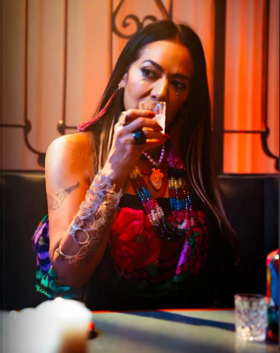 Hermosa nuestra <a href="/liladowns/">Lila Downs</a> en el vídeo donde colaboró con la gran <a href="/laseoaneoficial/">Mariana Seoane</a> 
#unasangre
#liladowns