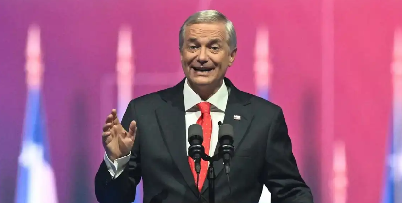 PiensaPrensa's tweet photo. "Uno no cambia un Estado completo en un mes".  José Kast ante críticas por avances del gobierno. 
https://t.co/lV78JU0A9W https://t.co/BO27AUBLRs