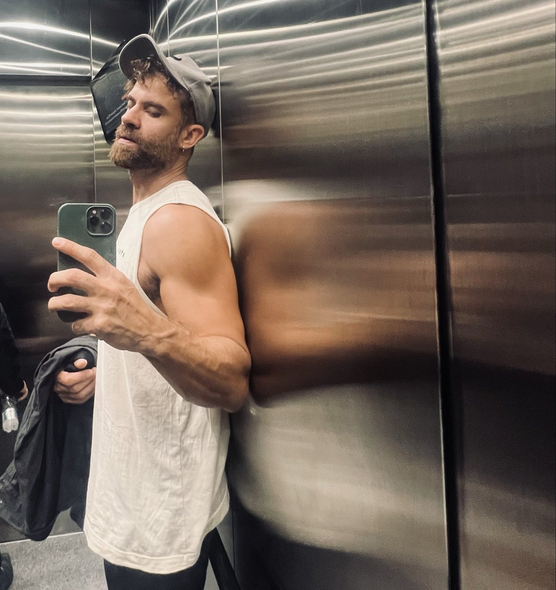 vinidevinicius's tweet image. sobe! 😏🤳🏻 #selfie #elevator #beard #bearded #mirror
