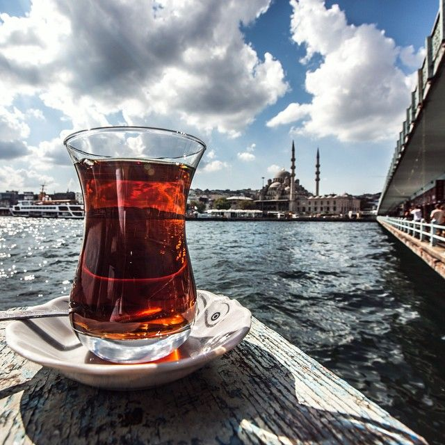 beehaber's tweet photo. Haluk Bilginer, ölmeyi hak etmek gerektiğini savundu.

🔹 “Sosyal medya benim çok da ilgilendiğim bir şey değil.”

🔹 “Orası aslında bir çöplük.”

🔹 “O çöpün içinden bozulmamış şeyleri çıkarmak zaman alan bir iş.”

🔹 “Sadece eğlence için arada bir bakabilirsiniz.”

🔹 “Sosyal medyada ne dendiğine inanıp hayatı ona göre şekillendirmemek gerekiyor.”

🔹 “Biz bu dünyaya ölmeye geldik.”

🔹 “Doğduğumuz andan itibaren o kum saati ters çevriliyor.”

🔹 “Bu hayata gelmek büyük bir armağan, büyük bir piyango.”

🔹 “Bu armağanı iyi değerlendirmek lazım.”

🔹 “Sonunda o ölmeyi hak etmek lazım.”

🔹 “Ben tek başımayken çok sıkıcıyım, hatta bazen kendime de öyle geliyorum.”

🔹 “İnsanların içine girince acayip enerji alıyorum.”

🔹 “İnsanlarla birlikteyken coşuyorum.”

🔹 “Akşam tiyatroya gidince, kuliste rol arkadaşlarımla geyik yaparken enerjim kabarıyor.”

🔹 “Ben çay tiryakisiyim.”

🔹 “Bizim evde 24 saat çay demlenir.”