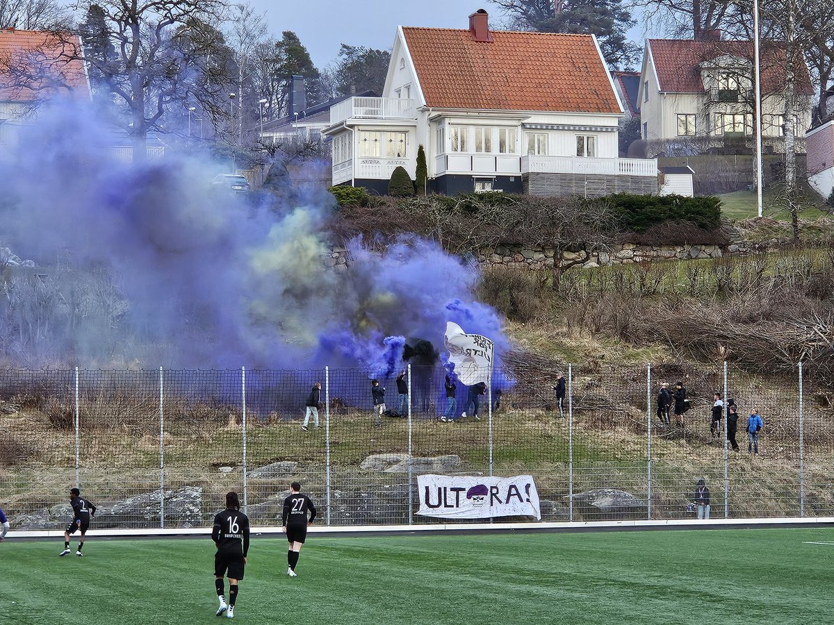 NiklassonM's tweet photo. Lerums IS - Hisingsbacka FC på Rydsbergsplan i Division 4A Göteborg. 6-3 och ca 150 åskådare.
#groundhopping https://t.co/ercbN5WIcB