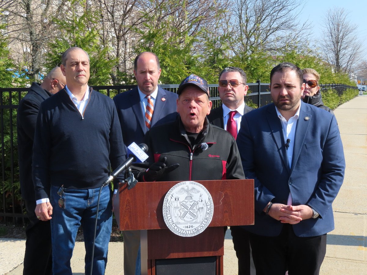 CMDMCarr's tweet image. My colleagues and I stood up against proposed shelter in Midland Beach. #StatenIsland already has a shelter capacity in excess of its need. We are calling on the Mayor to reverse course &amp;amp; work with us on a use that’s actually good for the neighborhood and the Comptroller to