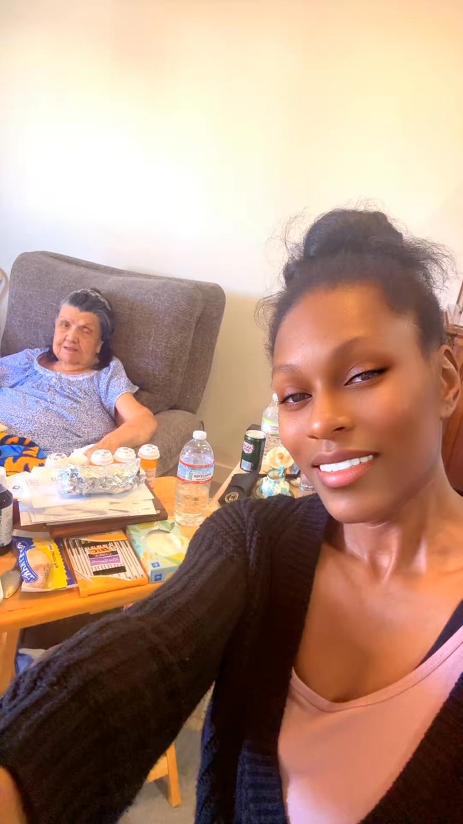 JazzmondL85's tweet image. My 92 yr old neighbor broke her hip and needed to get to the bathroom a little bit ago so she called me as I told her call anytime since her husband passed away November of a heart attack. I’m glad to do anything I can for Mrs Rose 🌹 I’m in pain but I have love #Kindness ❤️🙏🏾