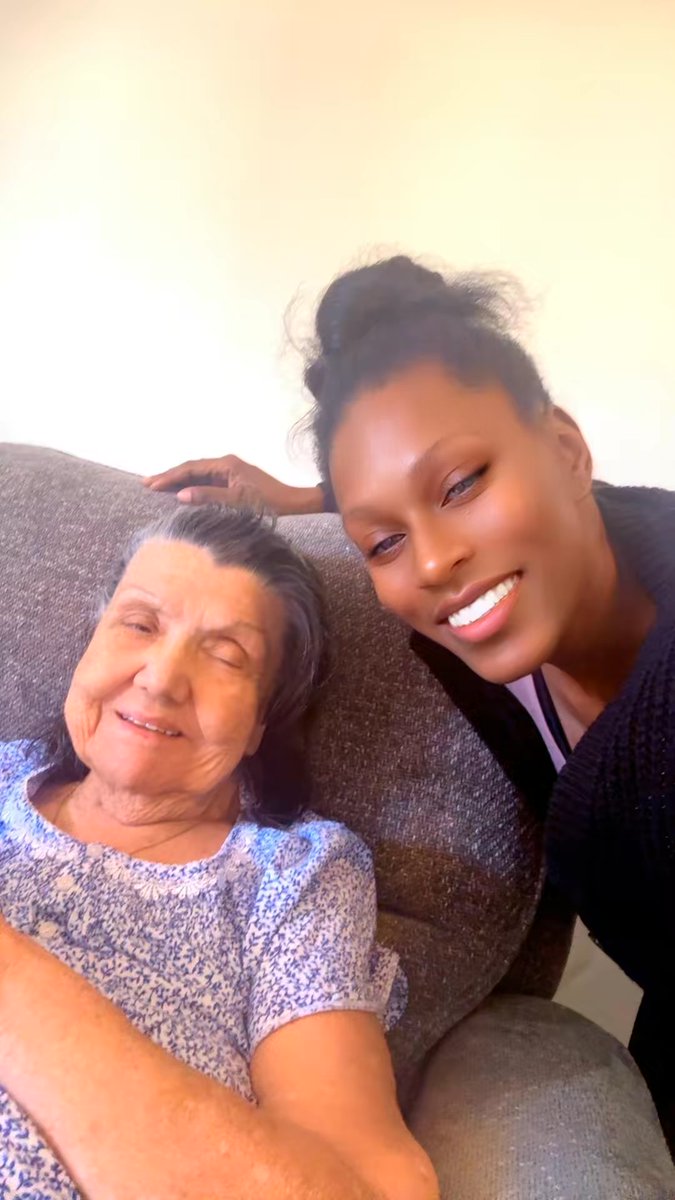 JazzmondL85's tweet image. My 92 yr old neighbor broke her hip and needed to get to the bathroom a little bit ago so she called me as I told her call anytime since her husband passed away November of a heart attack. I’m glad to do anything I can for Mrs Rose 🌹 I’m in pain but I have love #Kindness ❤️🙏🏾