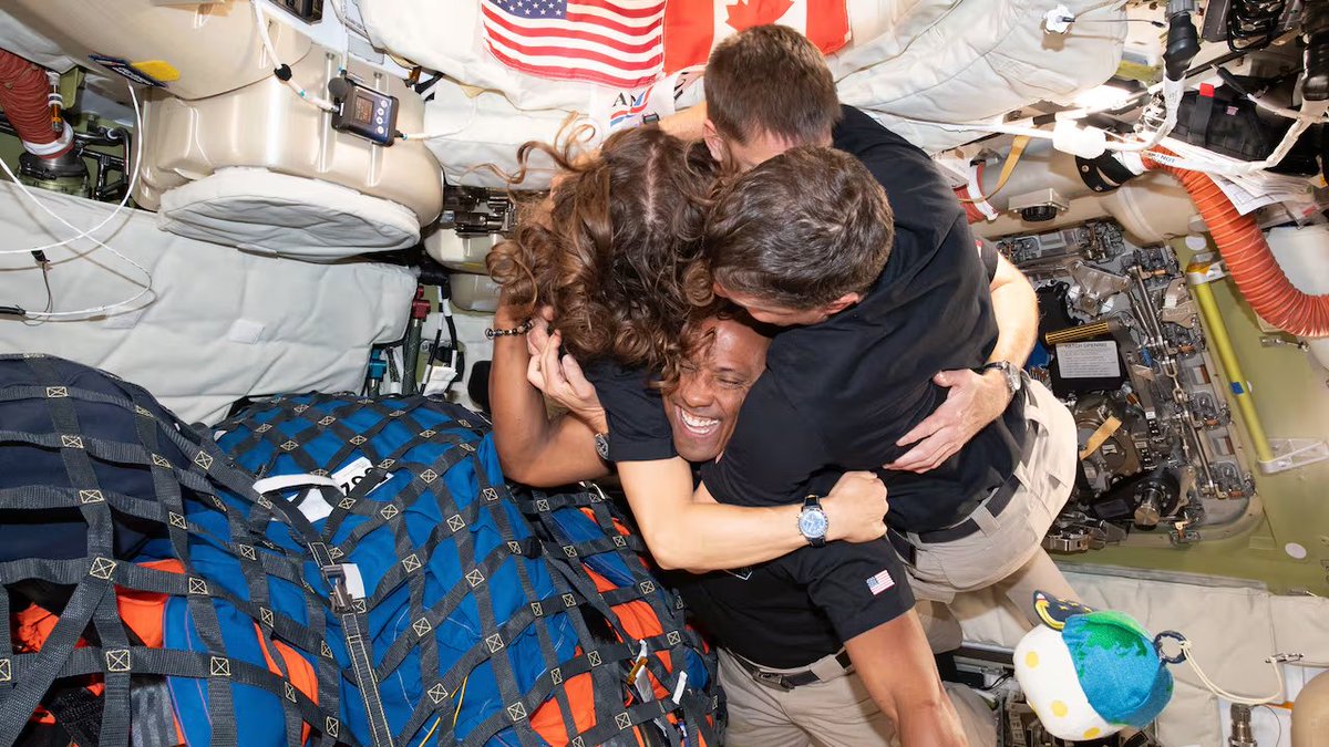 MAstronomers's tweet photo. WAKE UP🚨: ARTEMIS II RETURNS TO EARTH TODAY 

The most critical and dangerous moment of the Artemis II astronauts will happen today … The Orion capsule will re-enter Earth’s atmosphere faster than 25,000 MPH! https://t.co/ujY9GI30TC