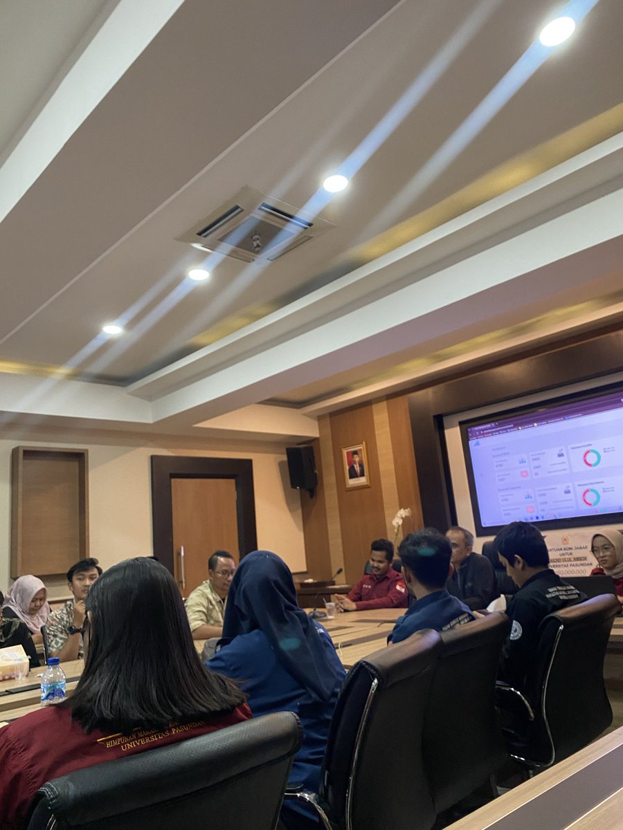 iissRex's tweet photo. kalo ada anak umur 23 masih kuliah + kerja + jalanin usaha + garap band, biarin aja orang stress itu https://t.co/MoRaZBhtgu