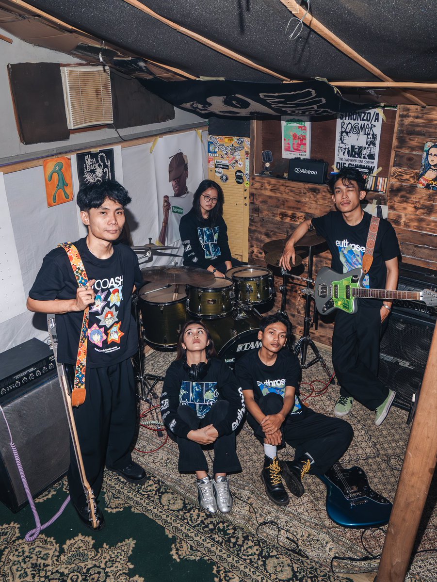 iissRex's tweet photo. kalo ada anak umur 23 masih kuliah + kerja + jalanin usaha + garap band, biarin aja orang stress itu https://t.co/MoRaZBhtgu
