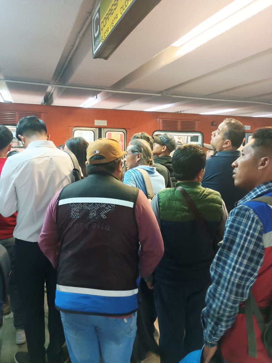 CesarRdzmor's tweet photo. @MetroCDMX hasta cuándo se van a coordinar con esto de los recorridos de los convoys de la línea 3 dirección universidad, no es posible que tarden en pasar, la estación guerrero completamente saturada https://t.co/AGOi06KbHq