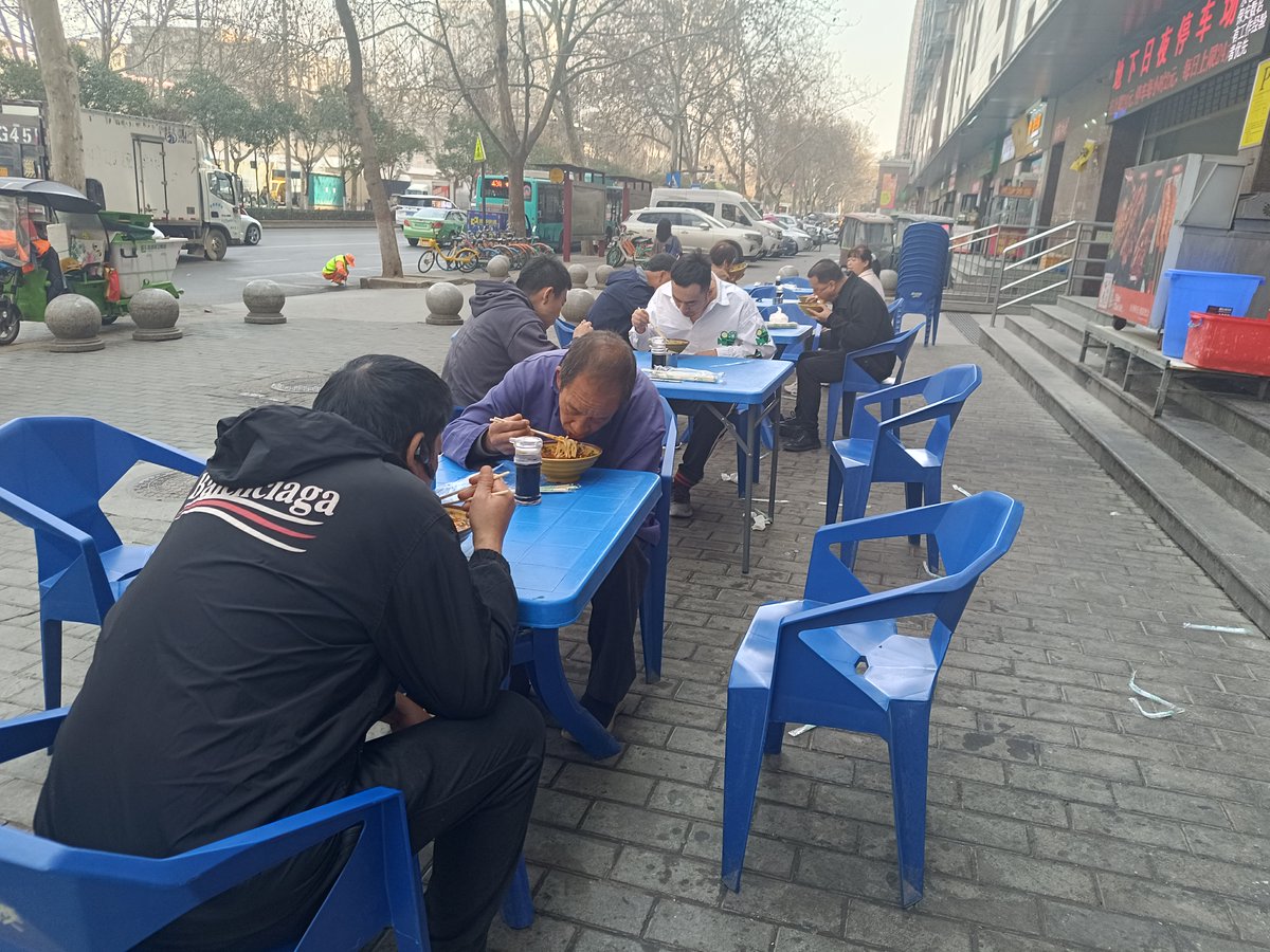chrissiddons1's tweet image. "Street Food Alert! Crispy fried squid + tangy chili-lime dip = flavor explosion  Grab yours now—only at the night market corner! #StreetFoodLovers #TastyBites"