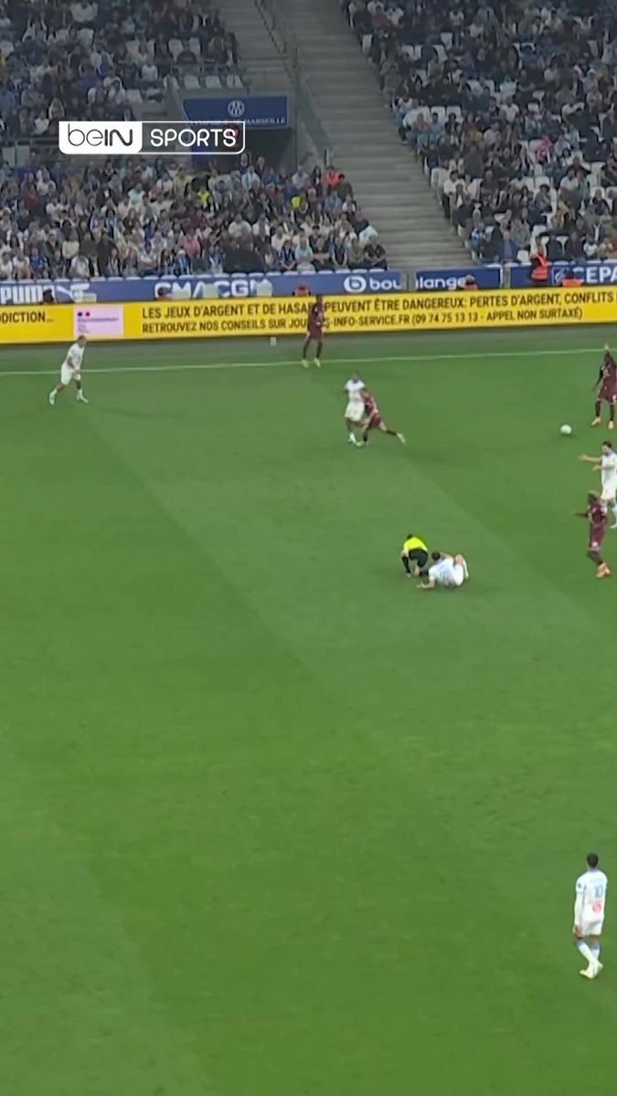 لقطة طريفة جمعت بين لاعب مارسليا بنيامين بافارد وحكم المباراة. موقف خفيف كسر أجواء التوتر داخل الملعب والابتسامة كانت حاضرة 