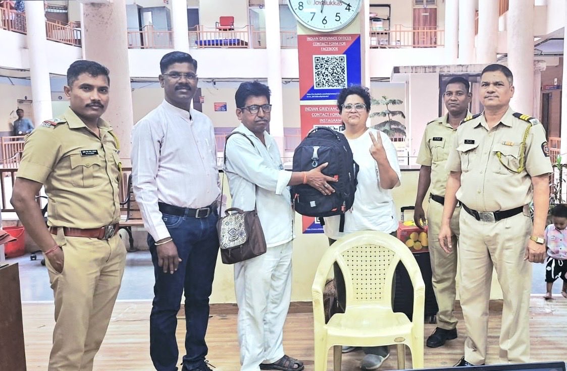 PrachiV62868361's tweet photo. Salute to PSI Rajesh Kadam, PSI Sukhdev Gaikwad, HC Santosh Desai, PC Vijay Lahange @MumbaiPolice
posted Borivali (W) for prompt action &amp; cooperation in recovering my bag with laptop &amp; other items left behind in auto. Thanks to auto driver also for honesty &amp; returning the bag. https://t.co/Rf6Fw1enSJ