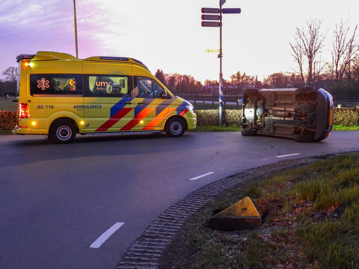 Auto belandt op zijkant na botsing met schampblok