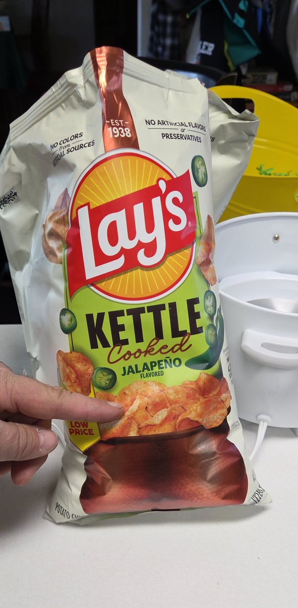 Neblineman's tweet photo. @LAYS This is how full a brand new bag of chips is, this is awful!! You are evil people for doing this. https://t.co/2oEICDXCF6