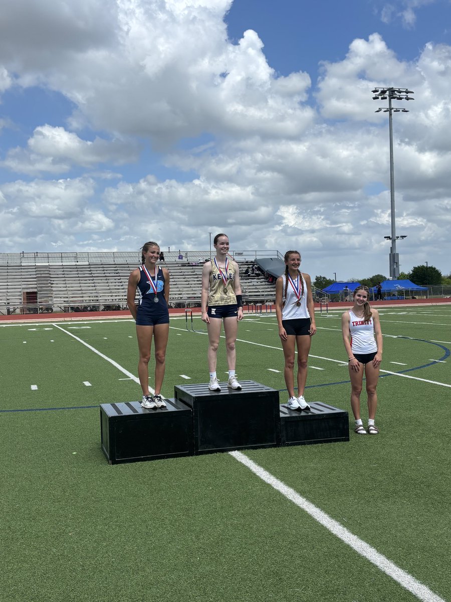 KHSSpeed's tweet photo. Huge congratulations to Juliet Everly for taking 1st place in Pole Vault and advancing to Area! Incredible performance. Way to go! 🥇 https://t.co/E77RE01j33