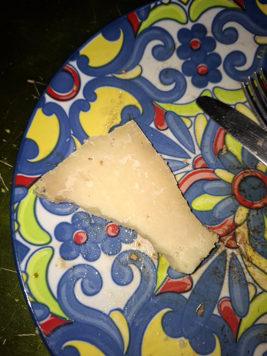 Nutrizionisti, dietologi e simili, che predicate contro il formaggio, che non va mangiato, perché fa male.
L'Abruzzo ha tradizioni pastorali e fior di generazioni son cresciute con tali delizie: andateci da soli, altrimenti vi ci mando io!
Il pecorino è il contatto col divino. 😂