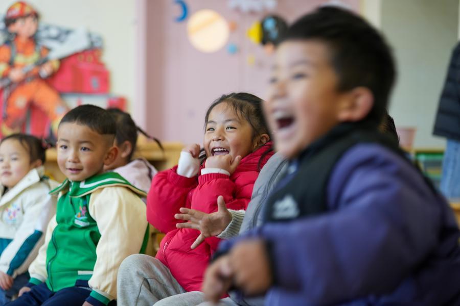 XHespanol's tweet image. Los proveedores de sistemas de #inteligenciaartificial (IA) de #China no podrán generar contenido para menores que pueda fomentar conductas inseguras, provocar respuestas emocionales extremas o promover hábitos dañinos que afecten su bienestar físico o mental. Una nueva