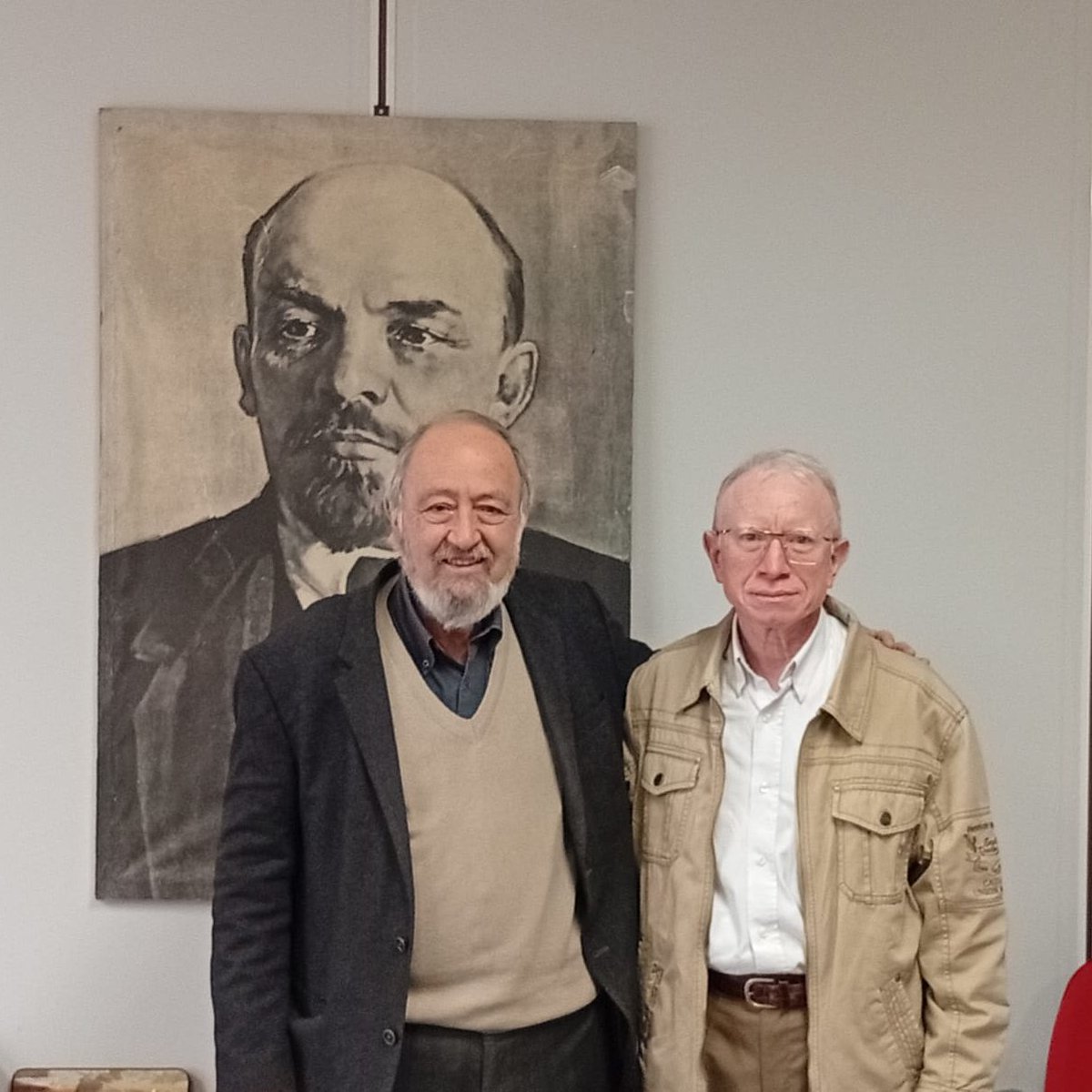 PCV_Venezuela's tweet photo. PCV y KKE sostienen intercambio político sobre la situación venezolana y las luchas obreras

Pedro Eusse, miembro del Buró Político del Comité Central del Partido Comunista de Venezuela (PCV) y secretario nacional para el movimiento obrero y sindical, sostuvo recientemente un encuentro con Giorgos Marinos, miembro del Buró Político del Comité Central del Partido Comunista de Grecia (KKE) y responsable de Relaciones Internacionales.

Durante el intercambio, ambas organizaciones abordaron la situación política de Venezuela tras la operación militar estadounidense, así como el desarrollo de las luchas de la clase trabajadora en el país.

Los dirigentes coincidieron en la importancia de fortalecer la solidaridad entre los partidos comunistas y el movimiento obrero internacional frente a los desafíos actuales.

El encuentro se inscribe en el marco de los vínculos históricos de cooperación y solidaridad entre ambas organizaciones políticas.