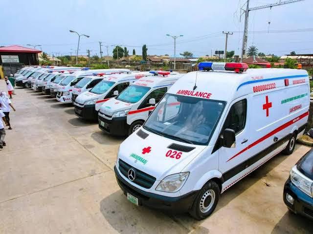 cavilT's tweet photo. DID YOU KNOW?
The ambulance service @akisemsas in Akwa Ibom State is free of charge and can be accessed by calling the toll-free numbers: 08000022322, 08000022422.

Patients receive free treatment for up to 48 hours after being picked up by the ambulance and taken to the hospital. 

After staying for two days, any major surgeries or operations performed within this time will also be free of charge. Payment is required only after this initial 48-hour period, if necessary. 
Please spread the news!