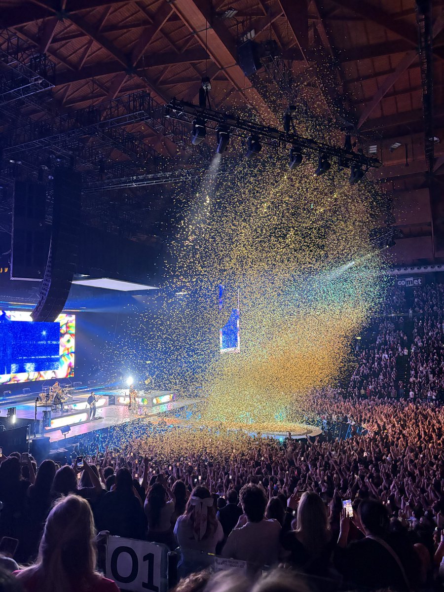 harryssarmss's tweet photo. @Louis_Tomlinson Bologna and Milan 💛 I can’t believe we got to the end.

I’ll miss you until the day I can see you live again https://t.co/WKaDhcDBXX