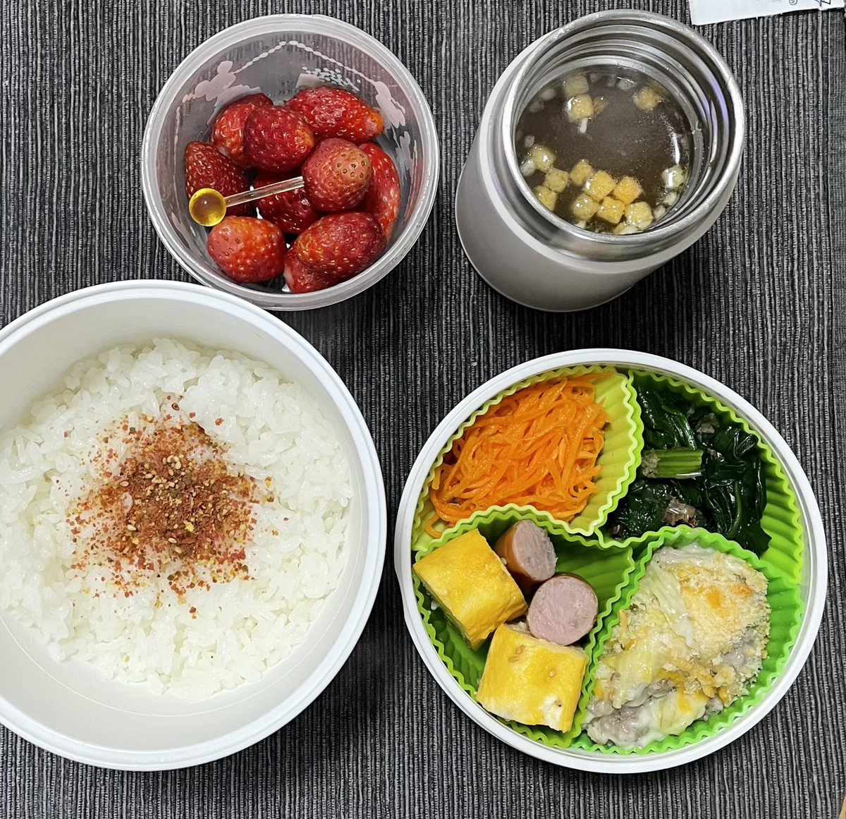 ああ土曜のお弁当　ひき肉とブロッコリーのグラタン、卵焼き、にんじんラペ、ほうれん草胡麻和え
オニオンスープ、🍓あきひめ

ウォーターオーブンを新調しました。庫内が驚きの広さになりクッキーが大量に焼けそうです。まずぽつんと小皿のグラタンを焼きました。