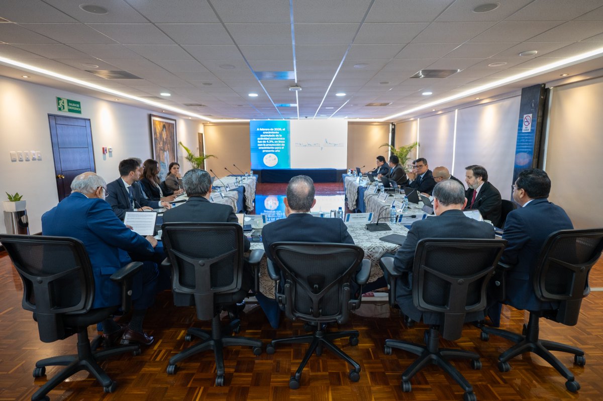 Banguat's tweet photo. Durante la reunión con Standard &amp; Poor´s, el Presidente de la #JM y del #Banguat indicó que se presentaron los principales indicadores macroeconómicos de Guatemala, los cuales reflejan una economía sólida y estable, así como perspectivas positivas para el crecimiento del país. https://t.co/zGT8QqLyWD