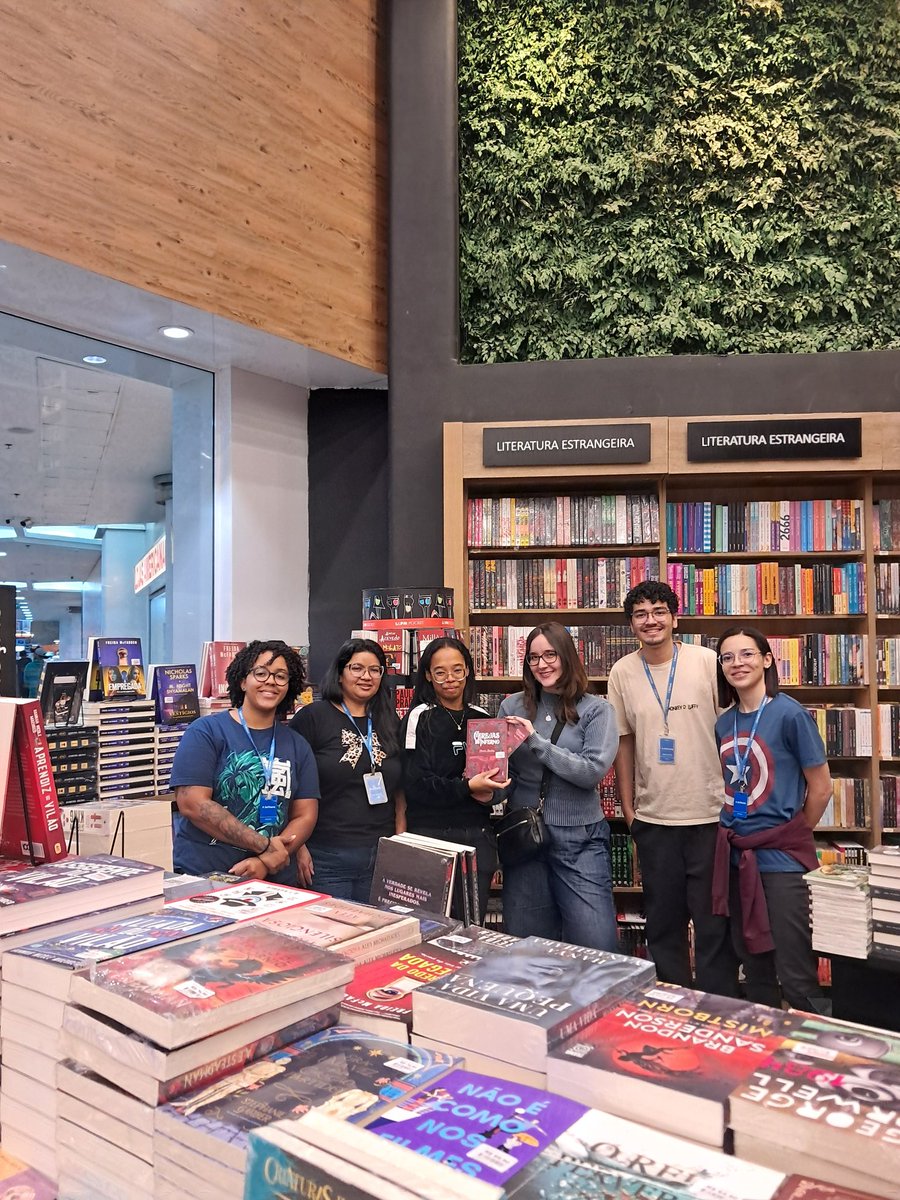 thaisboito's tweet image. Qnd vc passa na livraria do shopping da cidade onde você cresceu e SEU LIVRO ESTÁ LÁ! Para melhorar a equipe de livreiros é TÃO querida que colocou seu livro na VITRINE pela primeira vez!

Deixei Cerejas do Inferno autografado na Leitura do Shopping Internacional de Guarulhos ♡
