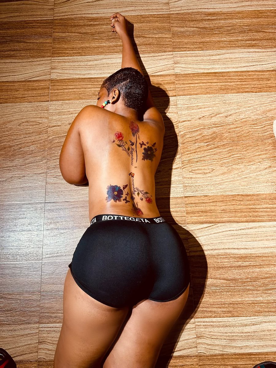 debbie_goddezz's tweet photo. Art on my skin, confidence within. 🌺
 Not just a view… a whole work of art 🖼️ ✨ https://t.co/Qxqt3Jfx0K