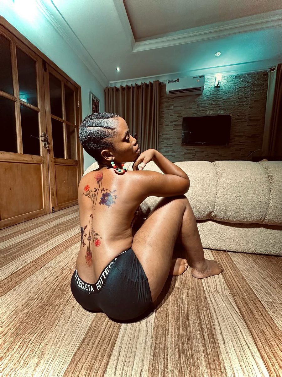 debbie_goddezz's tweet photo. Art on my skin, confidence within. 🌺
 Not just a view… a whole work of art 🖼️ ✨ https://t.co/Qxqt3Jfx0K