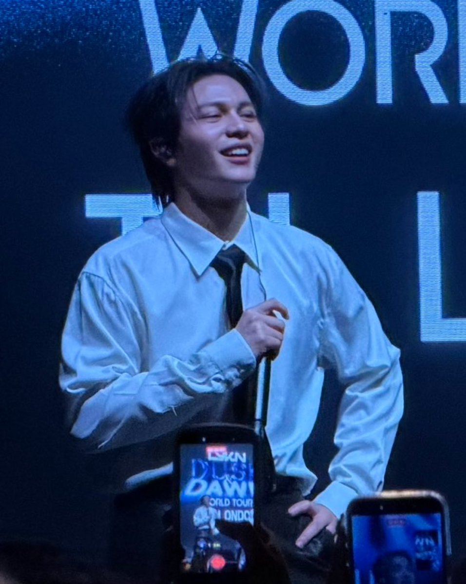 WILLIAM JAKRAPATR?!?  😩😳
he is looking amazing today, I can’t stop looking at him 

#LYKNDuskAndDawnxLondon #williamjkp 
Cr: aasmjae