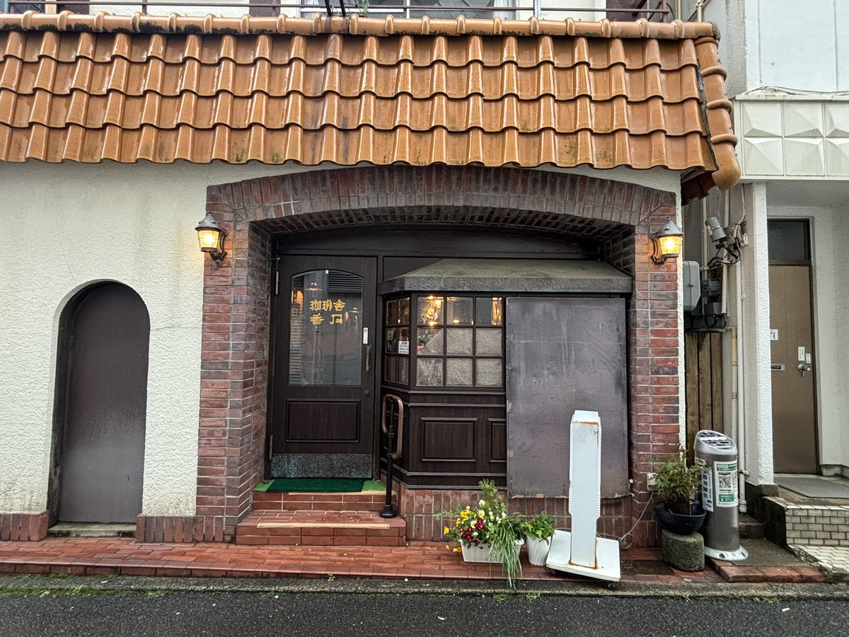 japantravelbug's tweet image. I went to the most fabulous little 喫茶店 in Imari run by a very genki 93-year-old; the pizza toast was amazing and she served my coffee in the royal Albert cherry blossom cup! We talked for about an hour and she gave me great local recommendations 💗

maps.app.goo.gl/VAMeNquyKYFSN5…