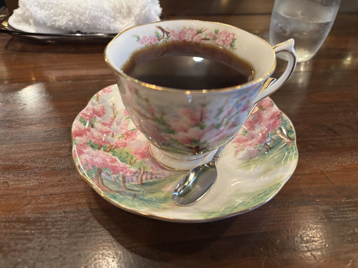 japantravelbug's tweet image. I went to the most fabulous little 喫茶店 in Imari run by a very genki 93-year-old; the pizza toast was amazing and she served my coffee in the royal Albert cherry blossom cup! We talked for about an hour and she gave me great local recommendations 💗

maps.app.goo.gl/VAMeNquyKYFSN5…
