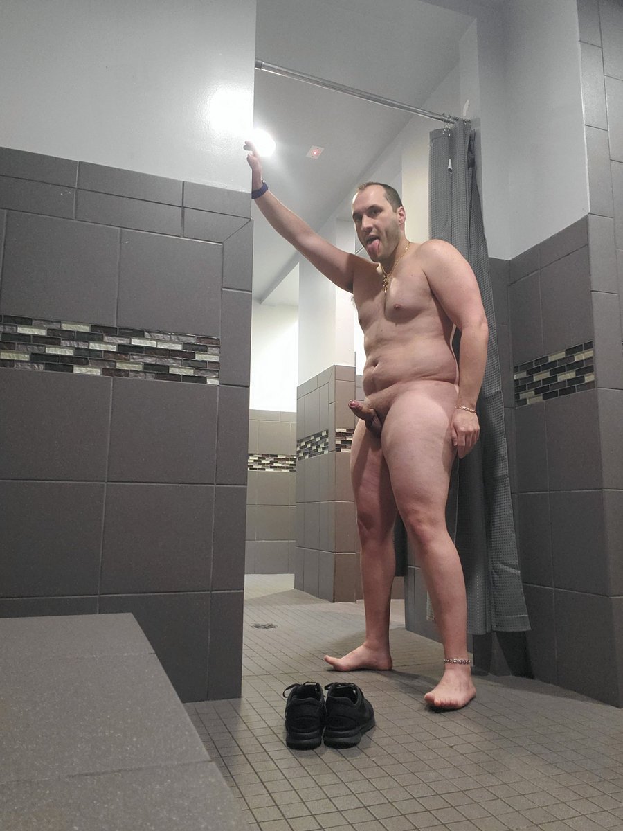 AlejandroDebor4's tweet photo. When your body nows its Friday and your bored at the gym as well as horny. Hope you guys enjoy 😉 https://t.co/uXs7icimRQ