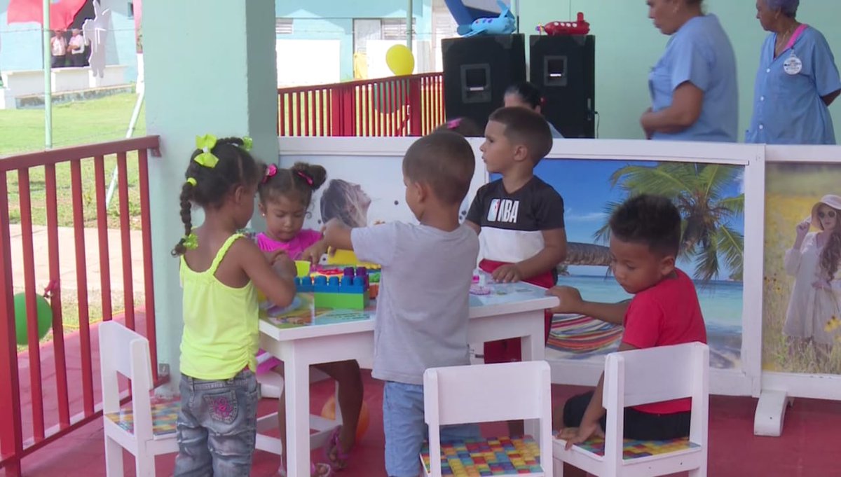 🇨🇺 El 10 de abril de 1961: La Revolución cubana crea los círculos infantiles. Las felicitaciones a las niñas, niños y trabajadores del #AeropuertoVra de la Casita Infantil "Avioncito de Colores " ubicada en la comunidad de Carbonera   #CubaViveEnSuHistoria #MatancerosEnVictoria