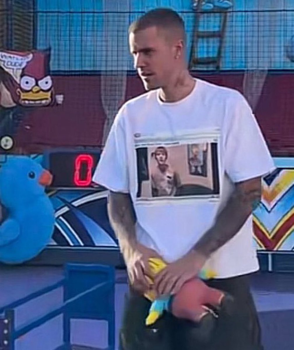 justbiizle's tweet photo. ok but where is this tshirt that’s all i want 😭 https://t.co/YV6Jkz0i2Q