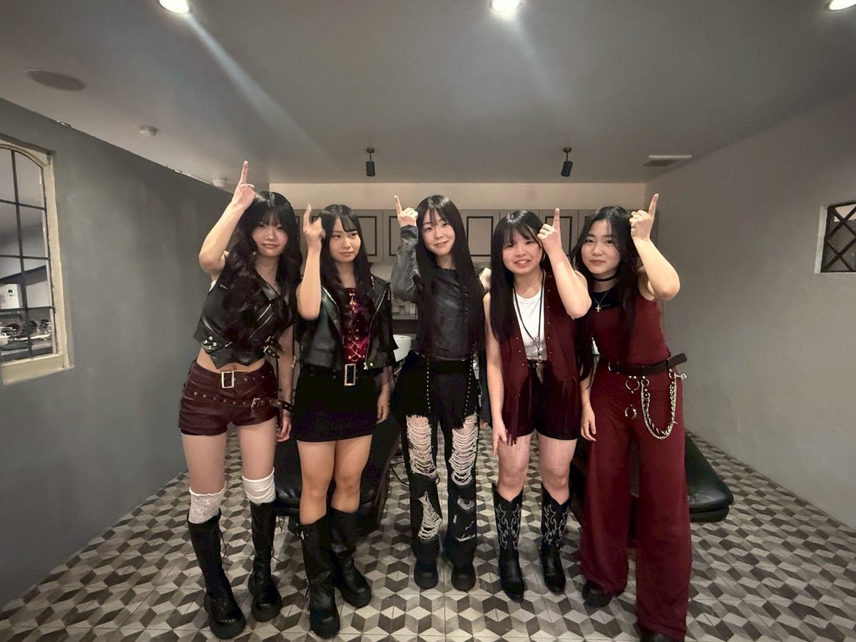 LEAD- entertainment tweet media