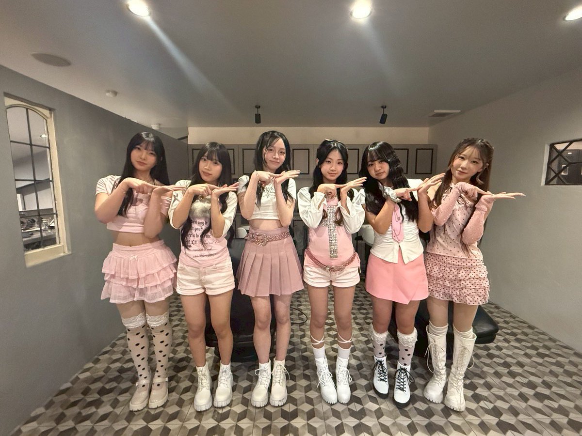 LEAD- entertainment tweet media