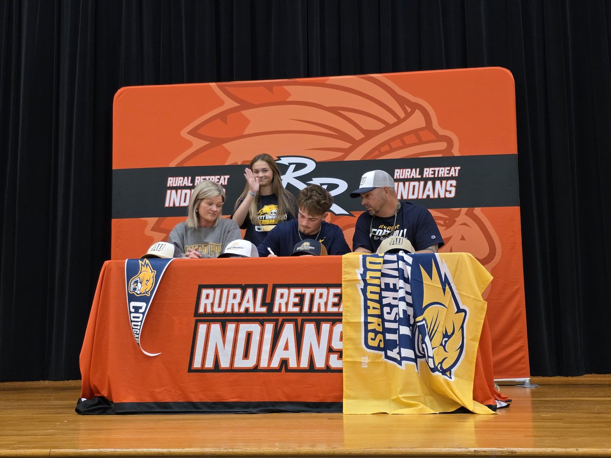 chaz_penwright's tweet image. Official signing day at Rural Retreat High School. Can't wait to get to work at in the #Ville @AverettFootball 

#vison #integrity #Leadership #Legacy #Effort 

@Hayes_BHCSports 
@rrindians 
@CoachQuinn19 
@CoachBaldwin22