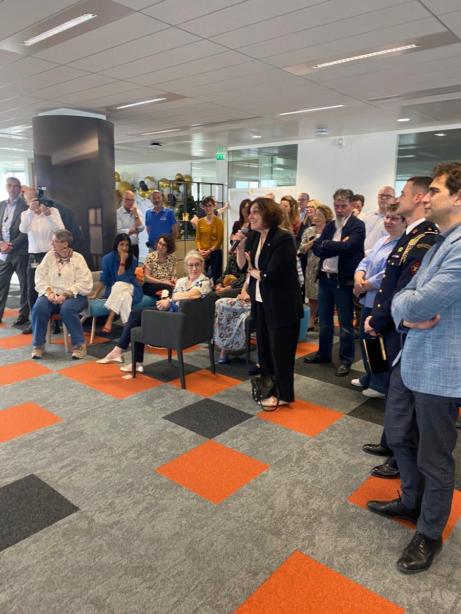 AzzazNadege's tweet image. Nous avons célébré hier soir @MateuVeronique la formidable Directrice du campus @orange de #Châtillon pour son départ en retraite. MERCI pour votre lumière, votre enthousiasme et ces partenariats si riches. Une grande Dame inspirante. À bientôt 😘