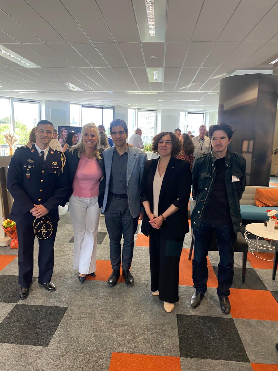 AzzazNadege's tweet image. Nous avons célébré hier soir @MateuVeronique la formidable Directrice du campus @orange de #Châtillon pour son départ en retraite. MERCI pour votre lumière, votre enthousiasme et ces partenariats si riches. Une grande Dame inspirante. À bientôt 😘