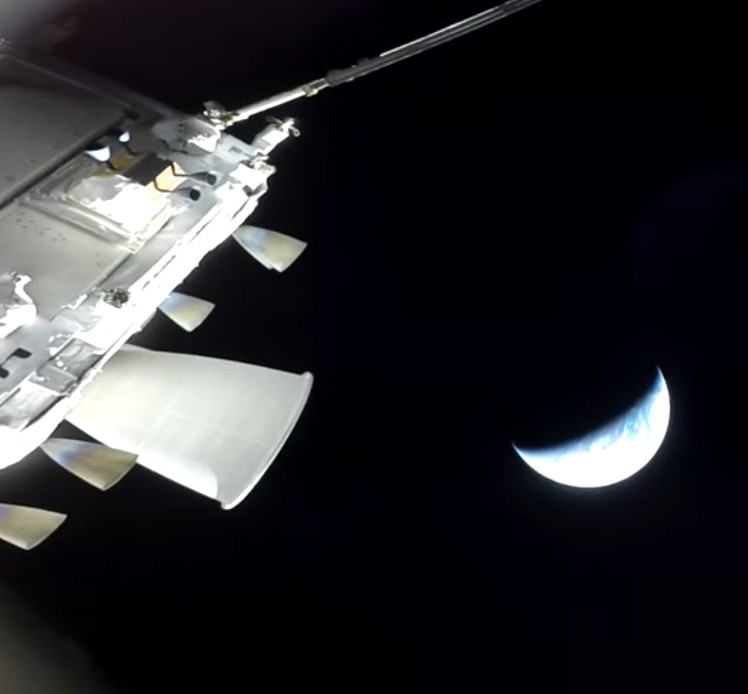 RevesdEspace's tweet image. 🛰️🌑  #Artemis II : #Orion a réalisé sa dernière correction de trajectoire.
Les moteurs du système de contrôle de réaction du module de service européen ont fonctionné pendant 8 secondes, ajustant la vitesse et l'orientation avant la rentrée atmosphérique prévue dans qq heures